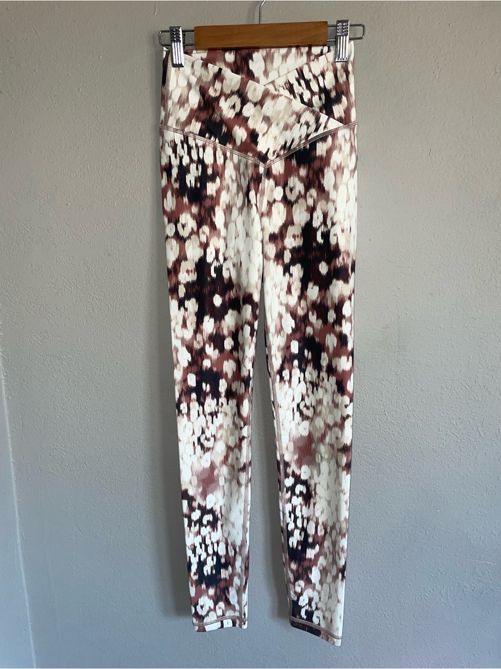 aerie Printed High-Waist Leggings in White & Brown